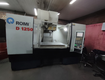 CENTRO DE USINAGEM VERTICAL - ROMI - D1250 - ANO 2010 - 1270 x 610 x 640 MM - COMANDO FANUC