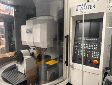 Foto: AFIADORA CNC 5 EIXOS  WALTER  HELITRONIC POWER PRODUCTION COM SISTEMA AUTOMÁTICO DE CARREGAMENTO DE BLANKS - -ANO 2002