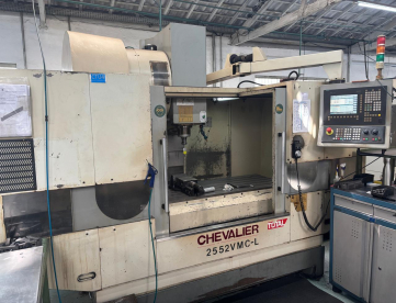 CENTRO DE USINAGEM VERTICAL - CHEVALIER 2552 - VMC L - 1300 X 635 X 635 - ANO 2010