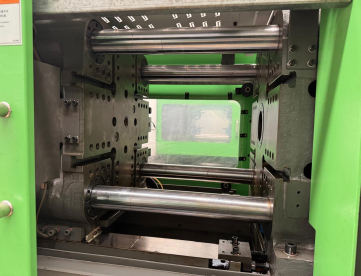 Foto: INJETORA DE PLÁSTICO - WELLTEC - 90Se II - ANO 2019 - COM ROBÔ
