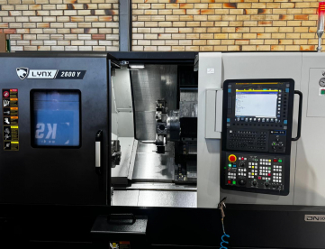 Foto: CENTRO DE TORNEAMENTO - DOOSAN - LYNX 2600Y - ANO 2024 - COM ACIONADAS - TODO FERRAMENTADO