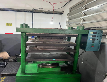 Foto: PRENSA DE BORRACHA HIDRÁULICA DE COLUNA - PLATÔ 700 x 500 MM