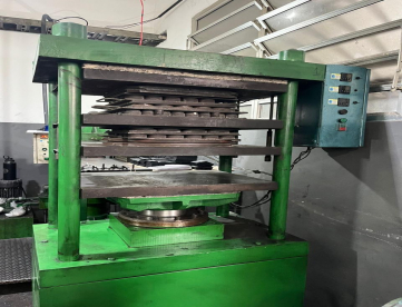 Foto: PRENSA DE BORRACHA HIDRÁULICA DE COLUNA - PLATÔ 700 x 500 MM