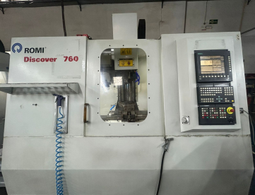 CENTRO DE USINAGEM VERTICAL - ROMI - D760 -760MM x 406MM x 508MM - COM QUARTO EIXO - ANO 2003