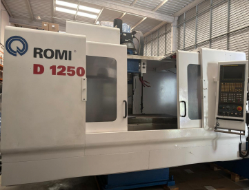 CENTRO DE USINAGEM VERTICAL - ROMI - D1250 - ANO 2004 - MÁQUINA TODA REVISADA E COM PINTURA NOVA