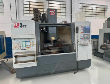Foto: CENTRO DE USINAGEM VERTICAL - HAAS - VF3 YT - ANO 2011 - BT50 - 1016 x 660 x 635 MM