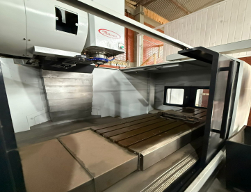 Foto: CENTRO DE USINAGEM VERTICAL - TRAVIS - M1500