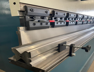 Foto: DOBRADEIRA HIDRAULICA CN - CALVI - 4000 MM X 200 TONS