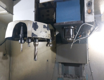 Foto: CENTRO DE USINAGEM VERTICAL - ROMI - DISCOVERY 1250 - 1270 x 610 x 640 MM - ANO 2007 - COM 4º EIXO