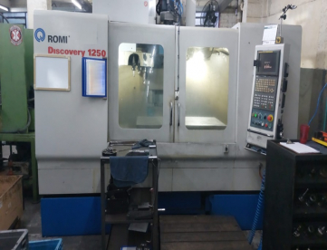 CENTRO DE USINAGEM VERTICAL - ROMI - DISCOVERY 1250 - 1270 x 610 x 640 MM - ANO 2007 - COM 4º EIXO