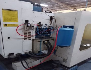 Foto: CENTRO DE USINAGEM VERTICAL - ROMI - DISCOVERY 560 - ANO 2006 - CNC FANUC - 560 x 406 x 508 MM