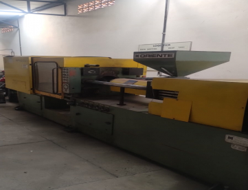 Foto: INJETORA DE PLÁSTICOS - ORIENTE - IHP180/350