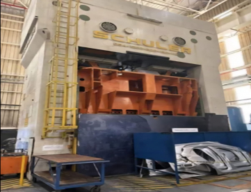 PRENSA  EXCENTRICA - SCHULER - 4 COLUNAS - 1200 TONS - MESA 4572MM X 2845MM