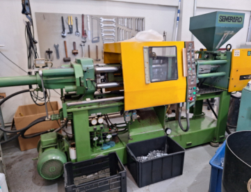 Foto: INJETORA DE PLÁSTICOS - SEMERARO - IS100 -100 TONELADAS - ANO 1988