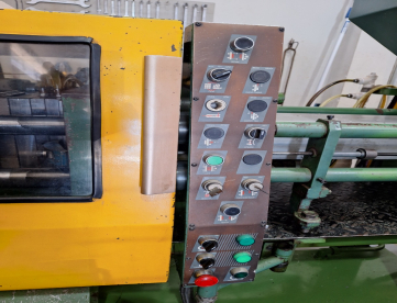 Foto: INJETORA DE PLÁSTICOS - SEMERARO - IS100 -100 TONELADAS - ANO 1988