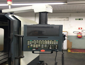 Foto: CENTRO DE USINAGEM VERTICAL - DYNA - DM5226 - 1300 x 650 x 700 - ANO 2006