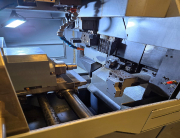 Foto: TORNO AUTOMÁTICO CNC DE CABEÇOTE MÓVEL - CITIZEN - L20 VIII -COMANDO FANUC - ANO 2008 - COM ALIMENTADOR DE BARRAS E BOMBA DE ALTA PRESSÃO