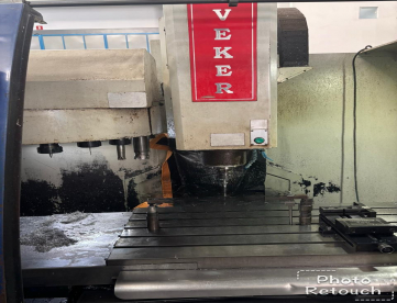 Foto: CENTRO DE USINAGEM VERTICAL-VEKER CVK1500D COMANDO SIEMENS-1500 X 680 X 700 -ANO 2007