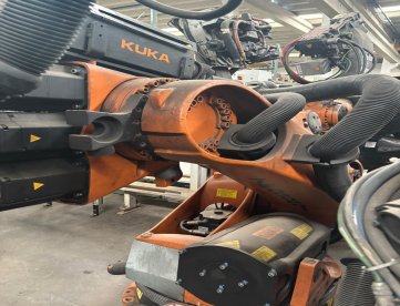 Foto: ROBÔS PARA MANIPULAÇÃO E PALETIZAÇÃO - KUKA - KR210 - ANO 2011