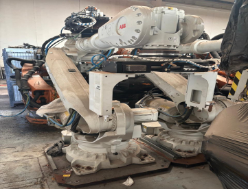 Foto: ROBÔS PARA MANIPULAÇÃO E PALETIZAÇÃO - MARCA ABB - MODELO IRB 6700 - ANO 2015