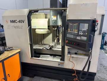 CENTRO DE USINAGEM VERTICAL -NMC V40 - CURSO 750 X 350 X 400 - ANO 2015
