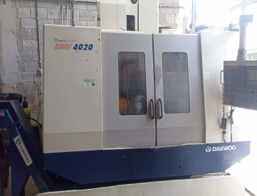 CENTRO DE USINAGEM VERTICAL - DOOSAN DAEWOO - DMV 4020 - ANO 2004 - 1020 x 510 x 625 MM - COMANDO FANUC