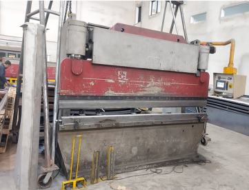 Foto: DOBRADEIRA CN CASANOVA - ANO 2002 - CAPACIDADE 160 TON - 3000MM/8MM