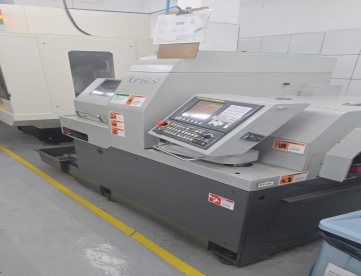 TORNO CNC AUTOMÁTICO DE CABEÇOTE MÓVEL - HANWHA - CP16S - ANO 2010 - COM ALIMENTADOR DE BARRAS