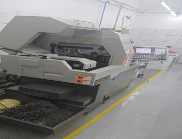 Foto: TORNO CNC AUTOMÁTICO DE CABEÇOTE MÓVEL - HANWHA - CP16S - ANO 2010 - COM ALIMENTADOR DE BARRAS