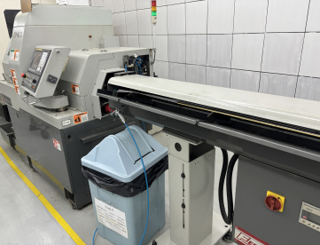 Foto: TORNO CNC AUTOMÁTICO DE CABEÇOTE MÓVEL - HANWHA - CP16S - ANO 2010 - COM ALIMENTADOR DE BARRAS .