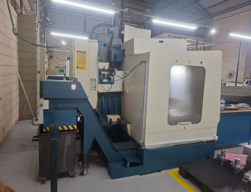 Foto: CENTRO DE USINAGEM VERTICAL - ROMI - DISCOVERY 1000 - ANO 2003 - 1020 x 510 x 640 MM - COM 4º EIXO