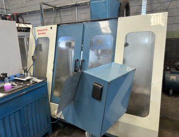 CENTRO DE USINAGEM VERTICAL -DYNA MECHRONJCS MODELO DM800 - 800 X 500 X 500