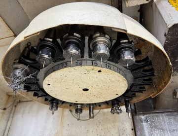 Foto: CENTRO DE USINAGEM - ROMI - DISCOVERY 1250 - 1270 x 610 x 640 - ANO 2007 - COMANDO FANUC 21i -MB