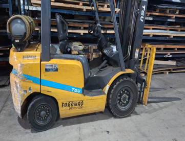 EMPILHADEIRA TEU FG25 MOTOR NISSAN K21 TORRE TRIPLEX 4,70 MTS ELEVAÇÃO - GLP/GASOLINA 2500 KGS