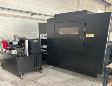 Foto: Centro de Usinagem Vertical Neway VM740 + 4° Eixo