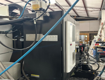 Foto: Centro de Usinagem Vertical Neway VM740 + 4° Eixo