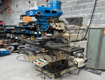 Foto: FRESADORA FERRAMENTEIRA  MARCA SINITRON -MORSA E JOGO DE PINÇA  ISO 30- ANO 2005