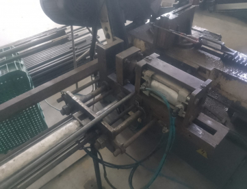 Foto: SERRA DE FITA HORIZONTAL - COM ALIMENTADOR DE BARRAS AUTOMÁTICO