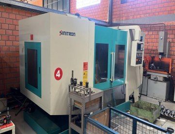 Foto: CENTRO DE USINAGEM VERTICAL - SINITRON - VMC 1500 - ANO 2013 - 1500 X 740 X 680 - COMANDO FANUC
