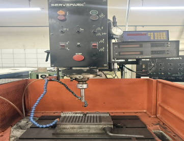 Foto: ELETROEROSÃO DE PENETRAÇÃO - ENGEMAQ - EDM 700MX - MÁQUINA MUITO CONSERVADA