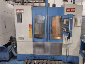 CENTRO DE USINAGEM VERTICAL - VEKER - MVK-100C - 1000MM X 500MM X 570MM - ANO 2010