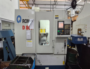 CENTRO DEUSINAGEM VERTICAL ROMI D800  COM REFRIGERAÇÃO PELO SPINDLE-COMANDO FANUC -ANO 2008