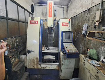 FRESADORA CNC VEKER 4400 ANO 2002