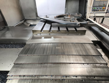 Foto: CENTRO DE USINAGEM VERTICAL - ROMI - DISCOVERY 1250 - ARM TYPE - REFRIGERAÇÃO SPINDLE - ANO 2004