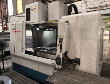 Foto: CENTRO DE USINAGEM VERTICAL - ROMI - DISCOVERY 1250 - ARM TYPE - REFRIGERAÇÃO SPINDLE - ANO 2004