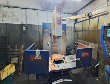 FRESADORA CNC - VEKER - 4700 - ANO 2005