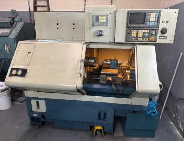 RETIFICA CILINDRICA CNC MONTADA NUM TORNO GALAXY 10 COMANDO MACH 6 -MAQUINA FABRICADA PELA PROPRIA ROMI -ANO 2007