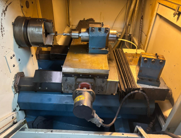 Foto: RETIFICA CILINDRICA CNC MONTADA NUM TORNO GALAXY 10 COMANDO MACH 6 -MAQUINA FABRICADA PELA PROPRIA ROMI -ANO 2007