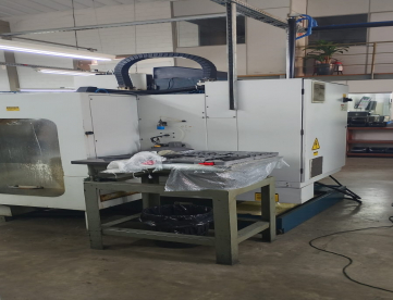 Foto: CENTRO DE USINAGEM VERTICAL ROMI DISCOVERY 560 COM 4 EIXO -COMANDO SIEMENS -ANO 2002