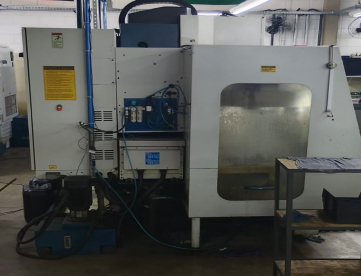 Foto: CENTRO DE USINAGEM VERTICAL ROMI DISCOVERY 560 COM 4 EIXO -COMANDO SIEMENS -ANO 2002